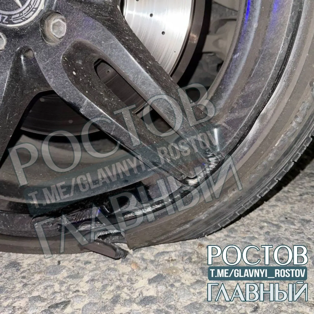 На улице Шолохова в районе дома 110А в правом ряду заметна большая яма. По словам участников движения, из‑за неё получают повреждения подвески, пробиваются колёса и отрываются детали — особенно рискованно для мотоциклистов.