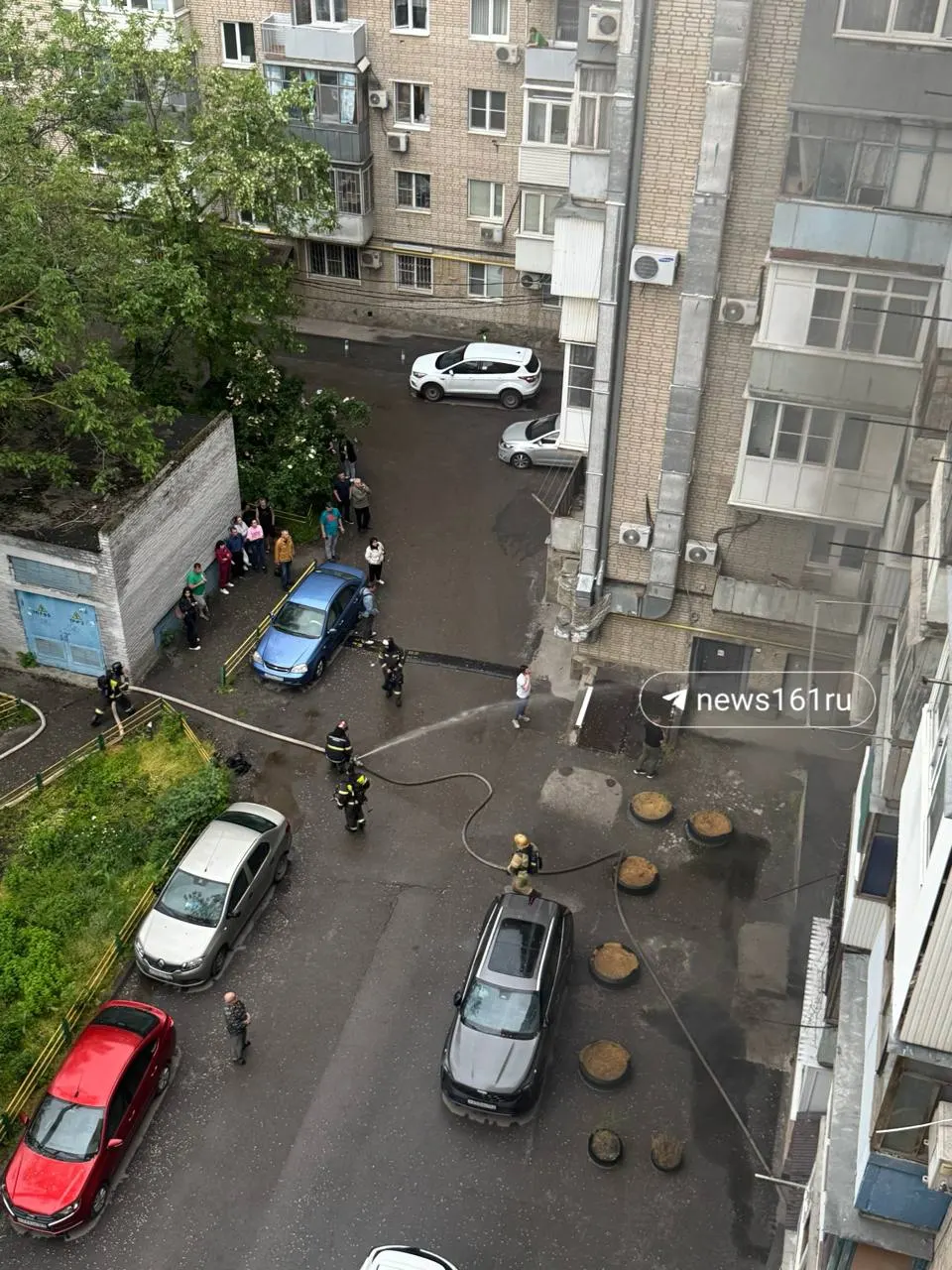 Во дворе дома на улице Стачки, 35 загорелось помещение на 2–3 этажах. Пожарные затруднены в проезде из‑за припаркованных автомобилей; проводится эвакуация соседних квартир.