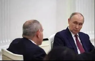 Маркетплейсы временно прекратили продажи товаров из Армении без подробных объяснений. Wildberries позднее связал это с новыми таможенными требованиями; одновременно Роспотребнадзор заблокировал реализацию более 1,1 млн бутылок минеральной воды «Джермук». Ограничения последовали после визита Пашиняна в Москву.