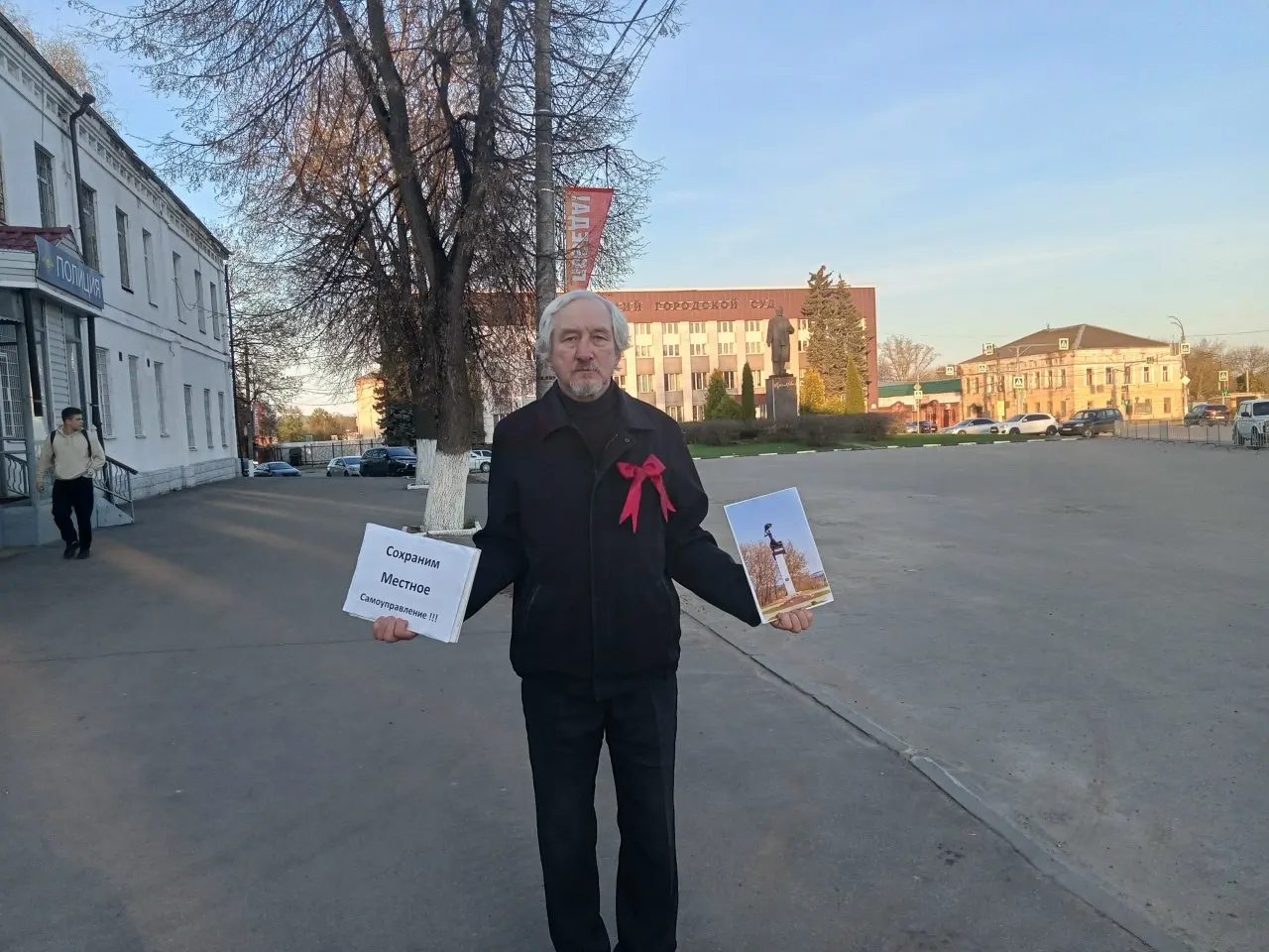 Суд в Александрове признал Юрия Саенко виновным по ч. 2 ст. 20.2 КоАП РФ — организация или проведение публичного мероприятия без уведомления. По версии обвинения, речь идёт об одиночном пикете 1 мая; информация о назначенном наказании не раскрыта.