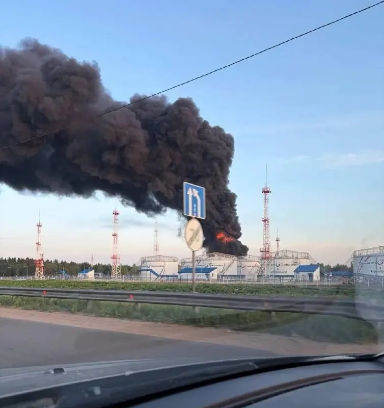 Ночные и утренние удары беспилотников поразили НПЗ в Капотне, нефтеналивную станцию в Дурыкине и технопарк в Зеленограде. Сообщается о минимум 3 погибших и 12 пострадавших, повреждены жилые дома и нарушена работа аэропортов.