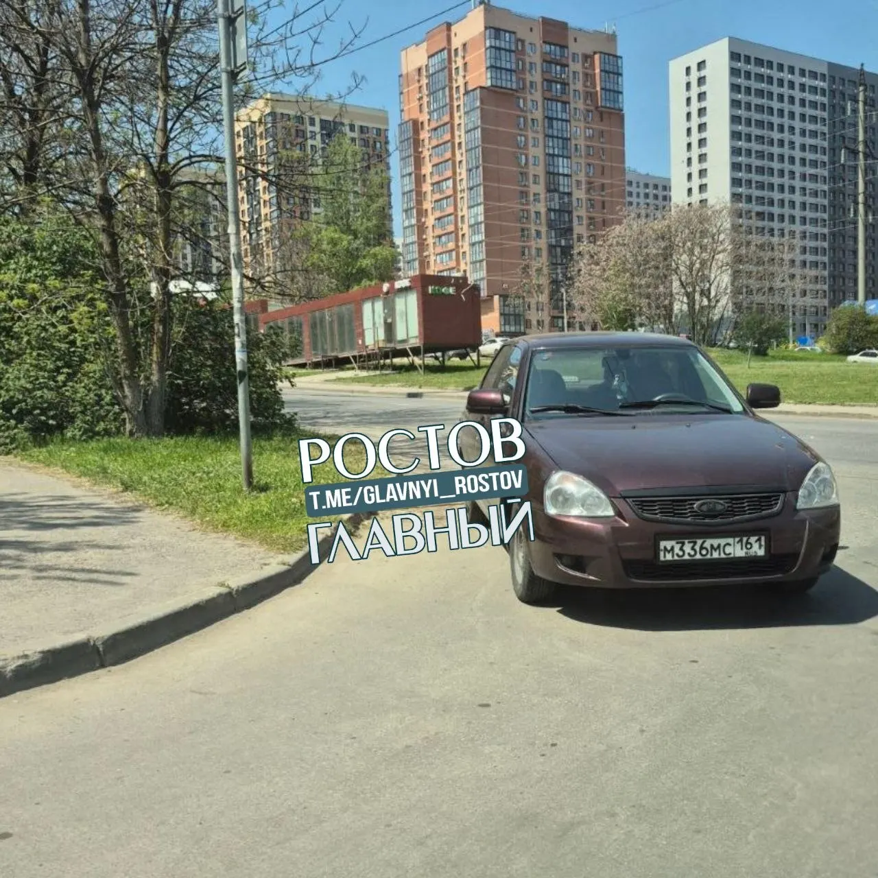 У дома №70 по Орбитальной неоднократно замечали машину, припаркованную на пересечении дорог. Такая стоянка ограничивает видимость при выезде с прилегающей территории и может привести к аварийной ситуации.