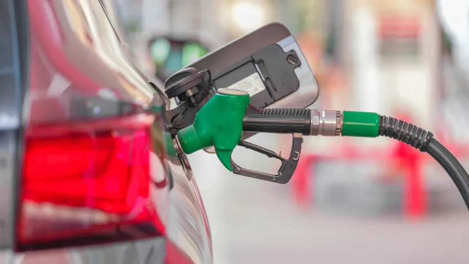 Из‑за ударов по нефтеперерабатывающим мощностям в центральной части России регионы фиксируют снижение переработки и перебои с поставками топлива; власти вводят лимиты и талоны, отмечая при этом, что ситуация контролируема.