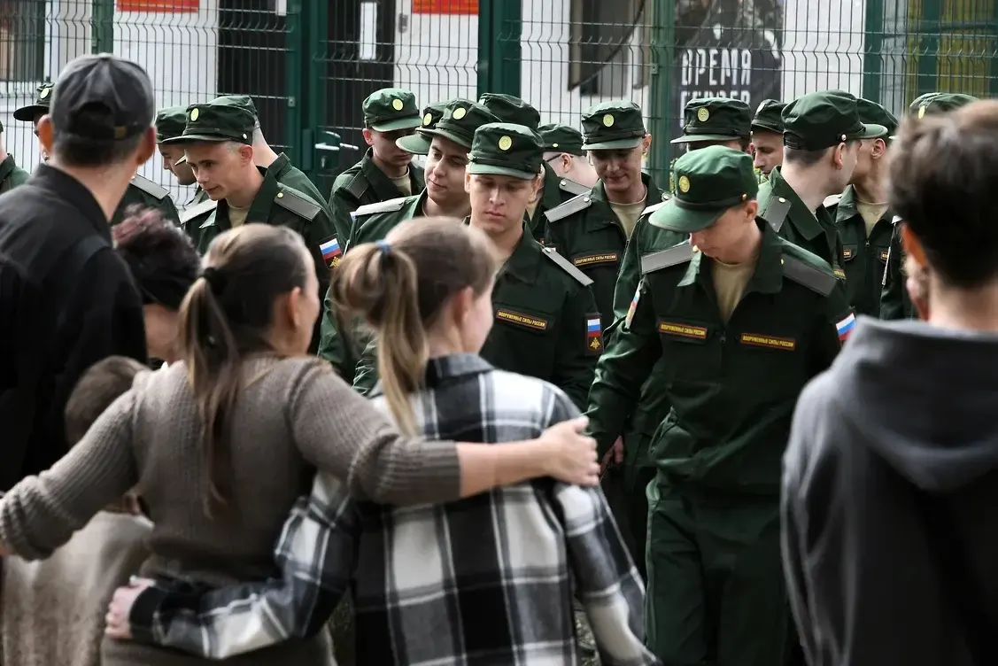 Женщины требуют отменить поправки, лишающие права на выплаты тех, у кого не было общего несовершеннолетнего ребёнка с погибшим партнёром. Первый иск уже направлен в Верховный суд.