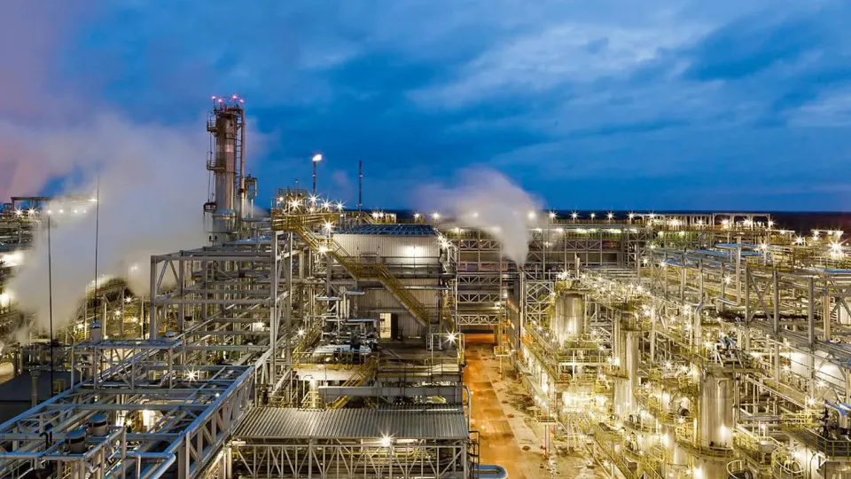 После удара беспилотников 5 мая нефтеперерабатывающий завод «Кинеф» в Ленинградской области остаётся выведенным из строя: повреждены ключевые установки, прекращены отгрузки и потребуется длительный ремонт.