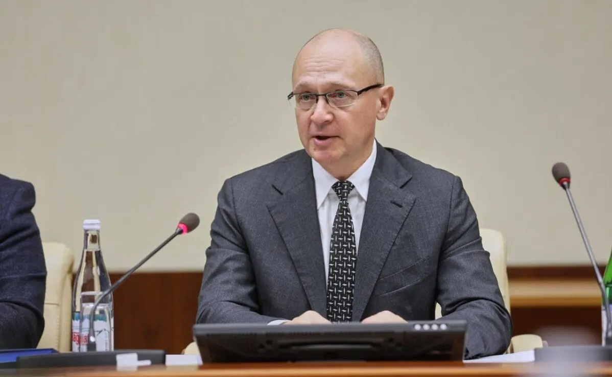 Власть внутри Кремля разделилась: команда политического блока во главе с Сергеем Кириенко и Вторая служба ФСБ спорят о методах контроля общества — от политических технологий до жёстких ограничений. На этом фоне усилились внутренние разногласия, отставки и меры безопасности вокруг президента.