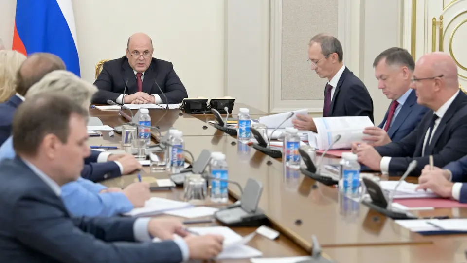 Кабмин потребовал от крупнейших нефтяных компаний подписать соглашения о стабилизации внутреннего рынка: ограничения на объёмы производства, отгрузки, экспорт и сдерживание цен на АЗС на фоне повторных атак беспилотников и падения переработки.