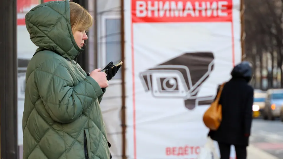 Пользователи заметили, что государственный мессенджер без согласия удаляет из чатов сообщения с ссылками на ключи для VPN; при повторной отправке человек теряет доступ к аккаунту. Одновременно вводятся новые ограничения на вход с включённым VPN.