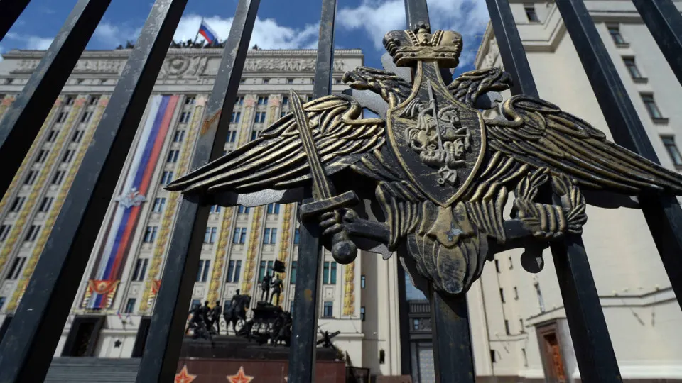 Минобороны предлагает получать в распоряжение акции, землю, технику и производственные площадки национализированных компаний, занятых в строительстве и производстве стройматериалов, чтобы оперативно использовать их возможности для оборонных заказов.
