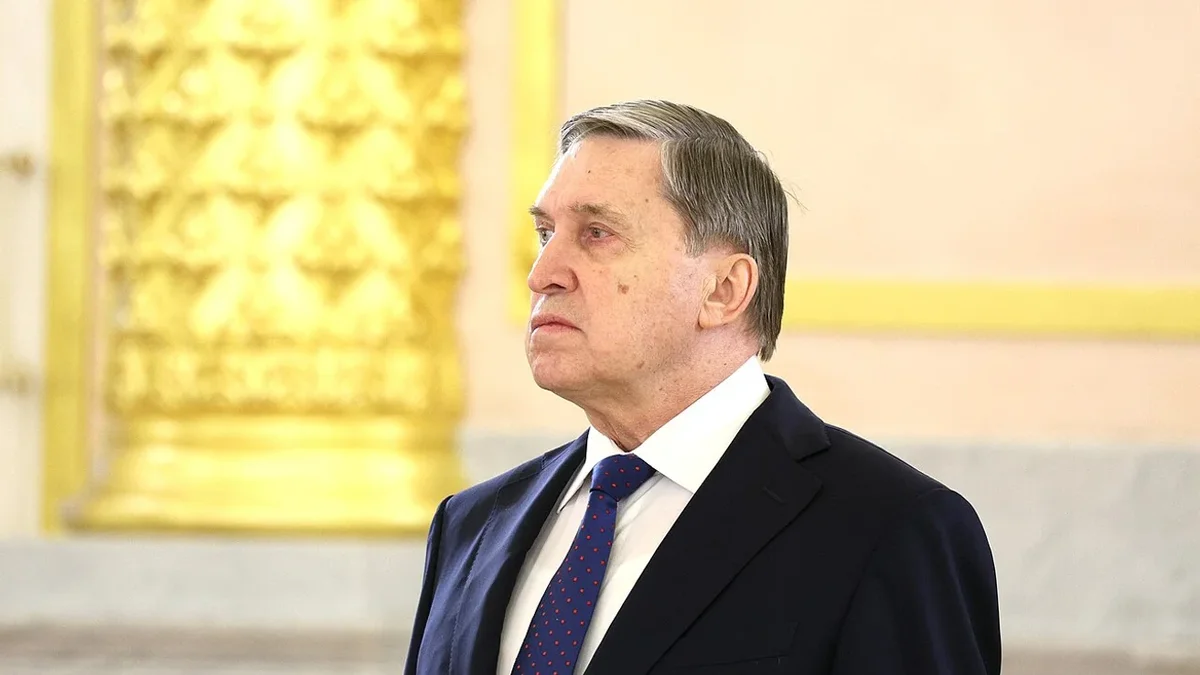 Помощник российского лидера заявил, что мир возможен лишь после вывода украинских войск из Донбасса; по его словам, США при этом продолжают дипломатические контакты.