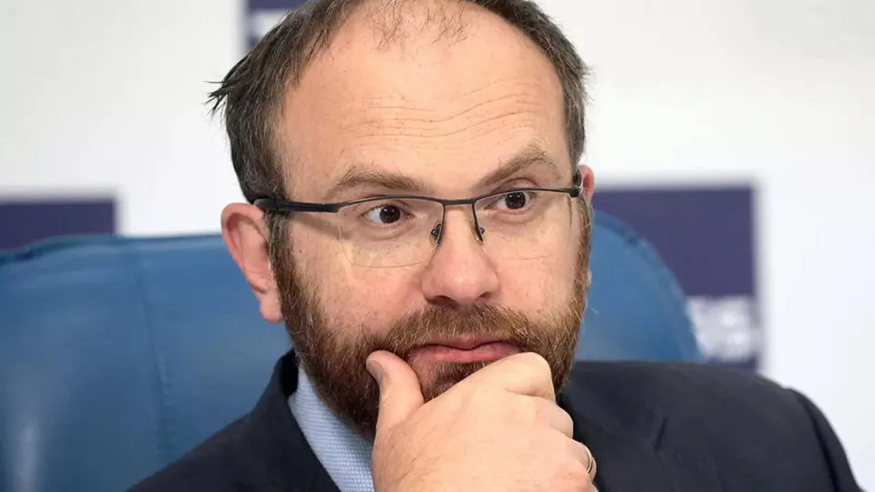 Заместитель главы синодального отдела РПЦ призвал не паниковать из‑за отключений мобильного интернета, напомнив о вечных ценностях; массовые ограничения уже затронули большую часть населения России, а закон позволяет операторам приостанавливать услуги по требованию ФСБ.