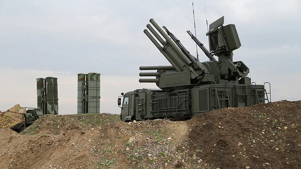 Военные задействовали новую систему радиоэлектронной борьбы, которая, как утверждают эксперты, может подавлять сигнал спутниковой связи Starlink на площади до 20 квадратных километров. Комплекс производится в Крыму и оценивается примерно в 1,5 млн долларов за единицу.