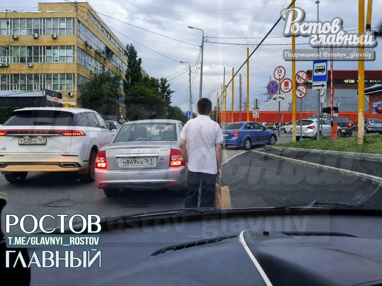 У заправки на Курской мужчина не стал просить пропустить его вперёд: дождался очереди, наполнил 5‑литровую канистру и вернулся к машине.