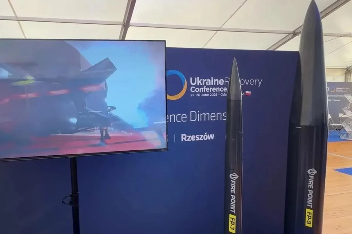 По оценкам экспертов, ракету FP‑9 планируют довести до дальности около 850 км — она теоретически может достать до Москвы и ряда других российских городов. Летные испытания могут начаться в июне–июле; предполагаемые характеристики: скорость ~2200 м/с, точность ~20 м, боевая часть ≈800 кг.