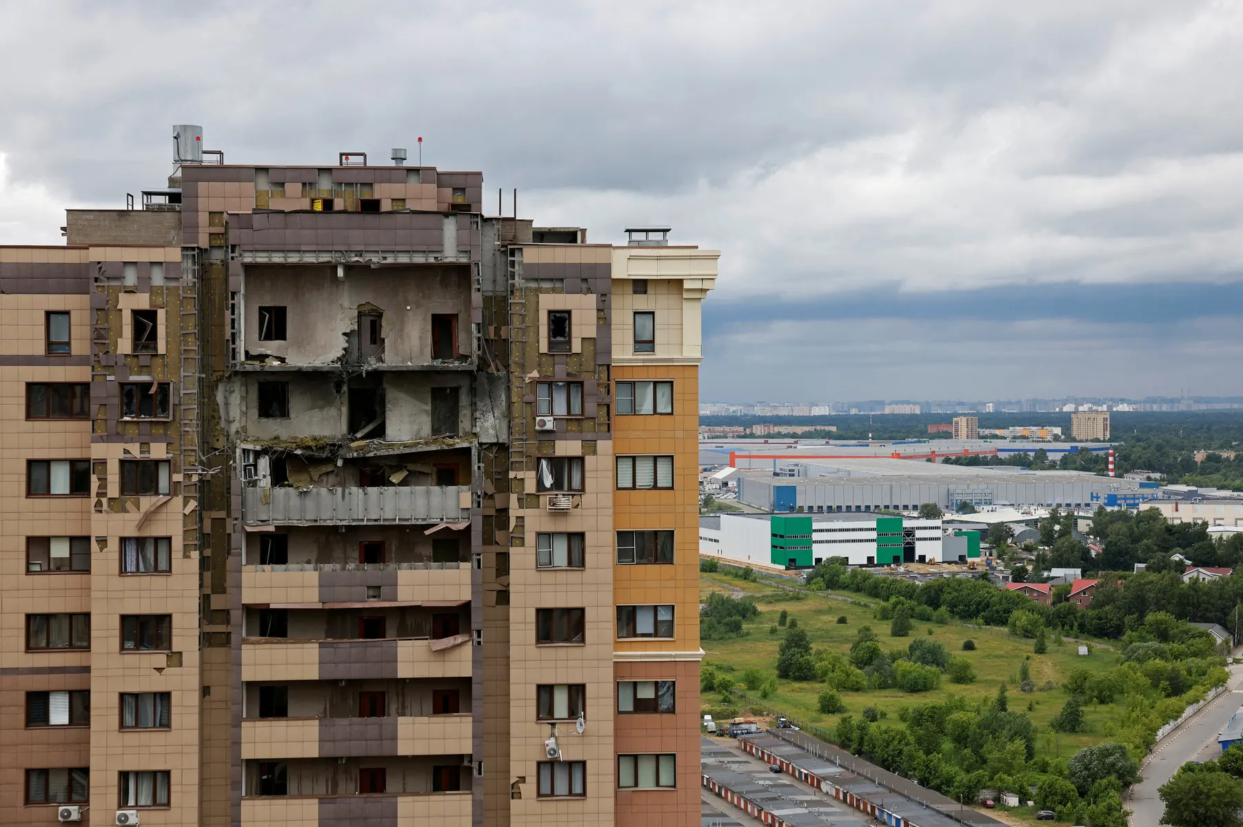 Губернатор Московской области сообщил о гибели ребёнка и разрушениях после масштабной атаки беспилотников: повреждены 18 жилых домов, ведутся работы по ликвидации последствий.