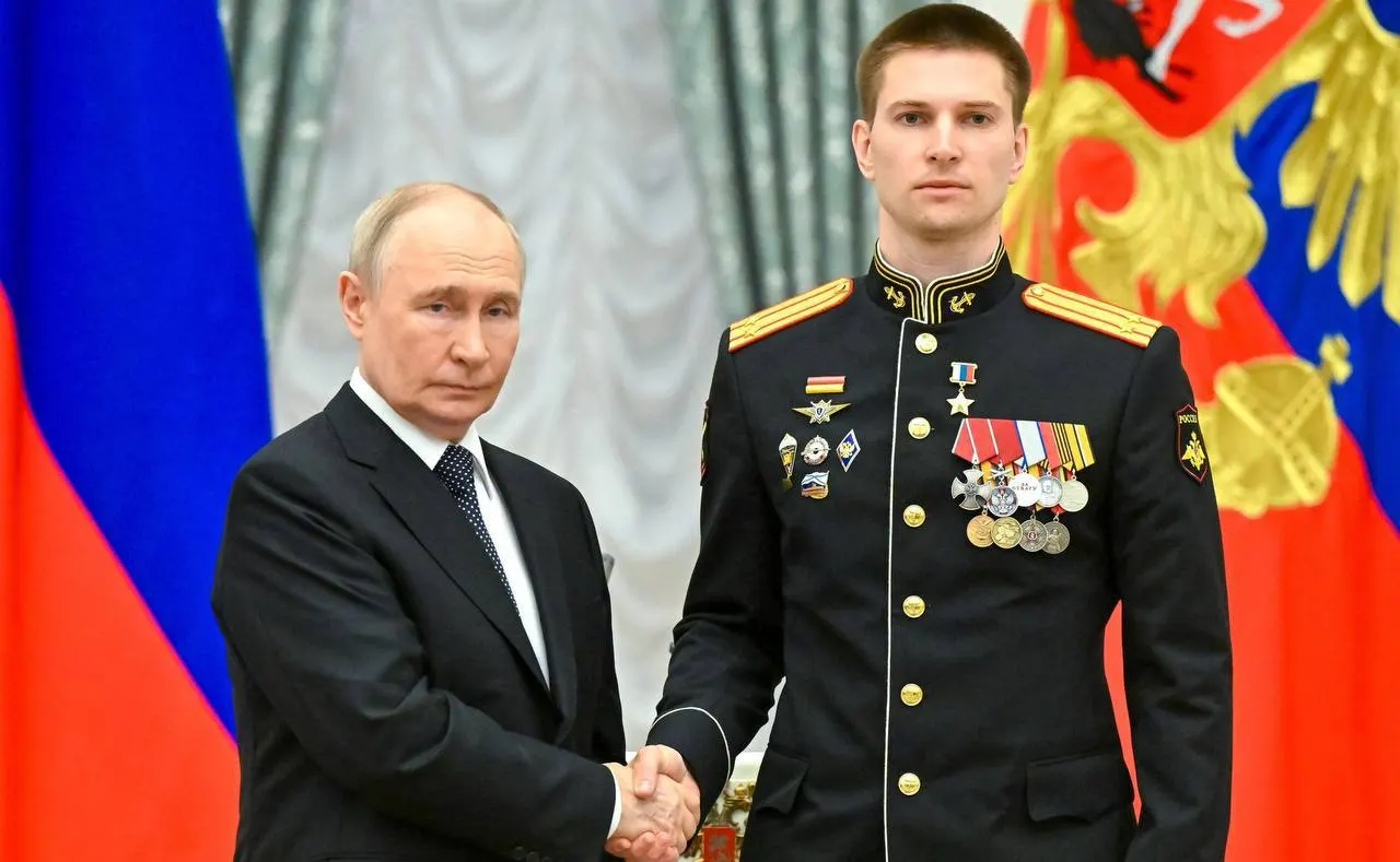 В Кремле президент Владимир Путин наградил Ивана Берестовского медалью «Золотая Звезда» за мужество в ходе специальной военной операции.