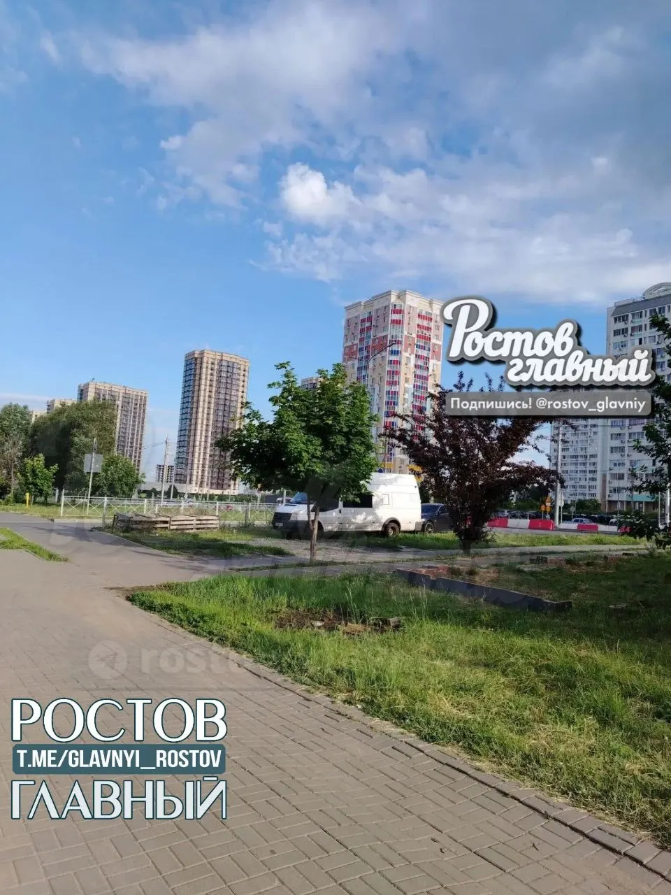 Собственники дома на Еременко, 100/70 утверждают, что у их дома организовали незаконную торговлю: ломают деревья, паркуются на газоне, оставляют отходы и отпугивают покупателей, обращения в органы не реагируют.