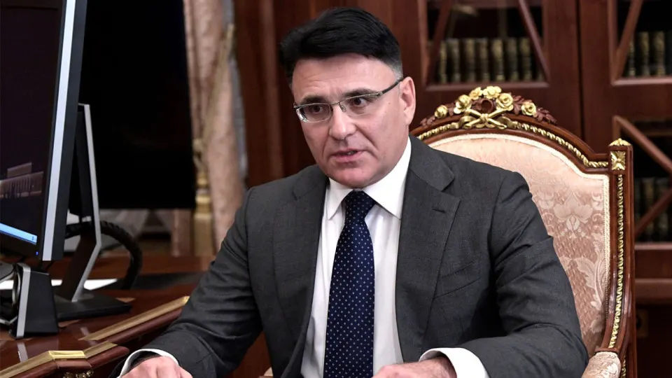 Инициатива о квотах и отборе иностранных фильмов, по словам главы медиа‑холдинга, должна повысить качество проката и освободить экранное время для отечественных лент; вопрос получил внимание властей на федеральном уровне.