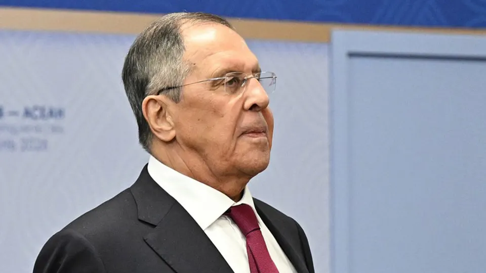 После самой масштабной с начала войны атаки беспилотников на Москву российские власти пообещали регулярные массированные удары по объектам, влияющим на боеспособность ВСУ. Ночная волна ударов привела к пожарам на НПЗ в Капотне и в торговом комплексе; по данным властей, в регионе сбили около 194 дронов.