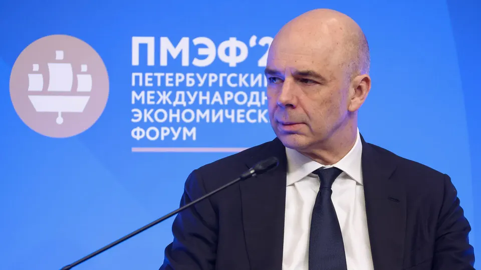 По оперативной оценке Счётной палаты, доходы федерального бюджета по итогам года могут оказаться на 2,1 трлн руб. ниже закона о бюджете. Основные риски — падение нефтегазовых поступлений из‑за низких цен и крепкий рубль, а также рост расходов.