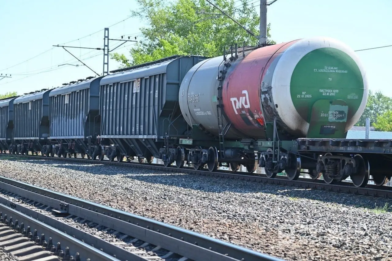 Штаб призван обеспечить стабильный приём и доставку нефтегрузов с учётом оперативной обстановки: особое внимание уделяют поставкам авиакеросина в аэропорты и непрерывному мониторингу маршрутов.