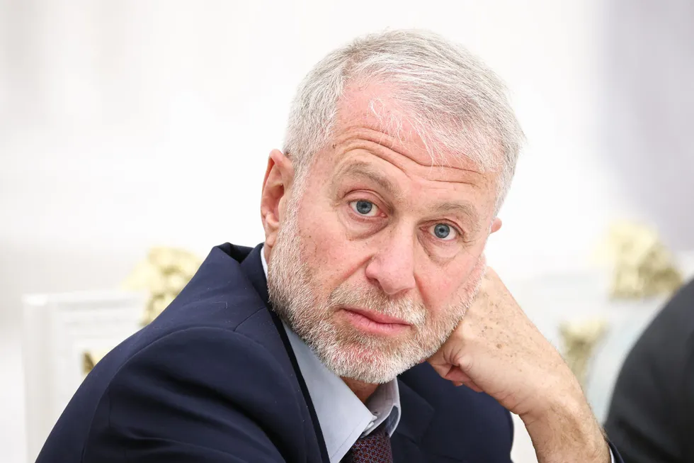 По словам осведомителей, президент Украины попросил предпринимателя передать Владимиру Путину предложение о личной встрече; Кремль и представители бизнесмена на запросы не ответили.