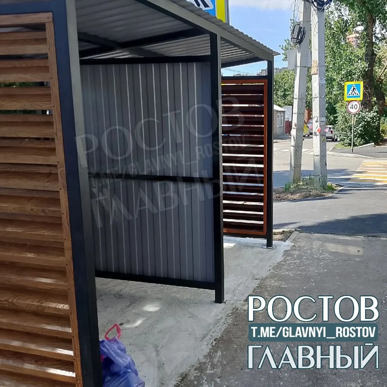 На перекрёстке Братский/Черепахина жители жалуются, что контейнер поставили вплотную к дому — пешеходная зона перекрыта, люди вынуждены идти по проезжей части. Просят администрацию Ленинского района разобраться.