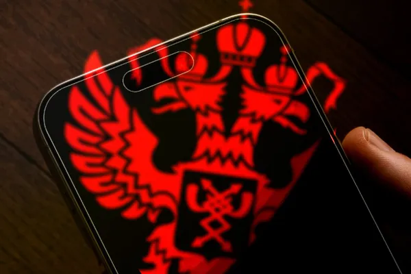 Нижняя палата парламента во втором и третьем чтениях приняла пакет инициатив для борьбы с финансовыми и телефонными мошенниками: ограничения на число карт, единые реестры карт и IMEI, детские сим‑карты и иные меры.