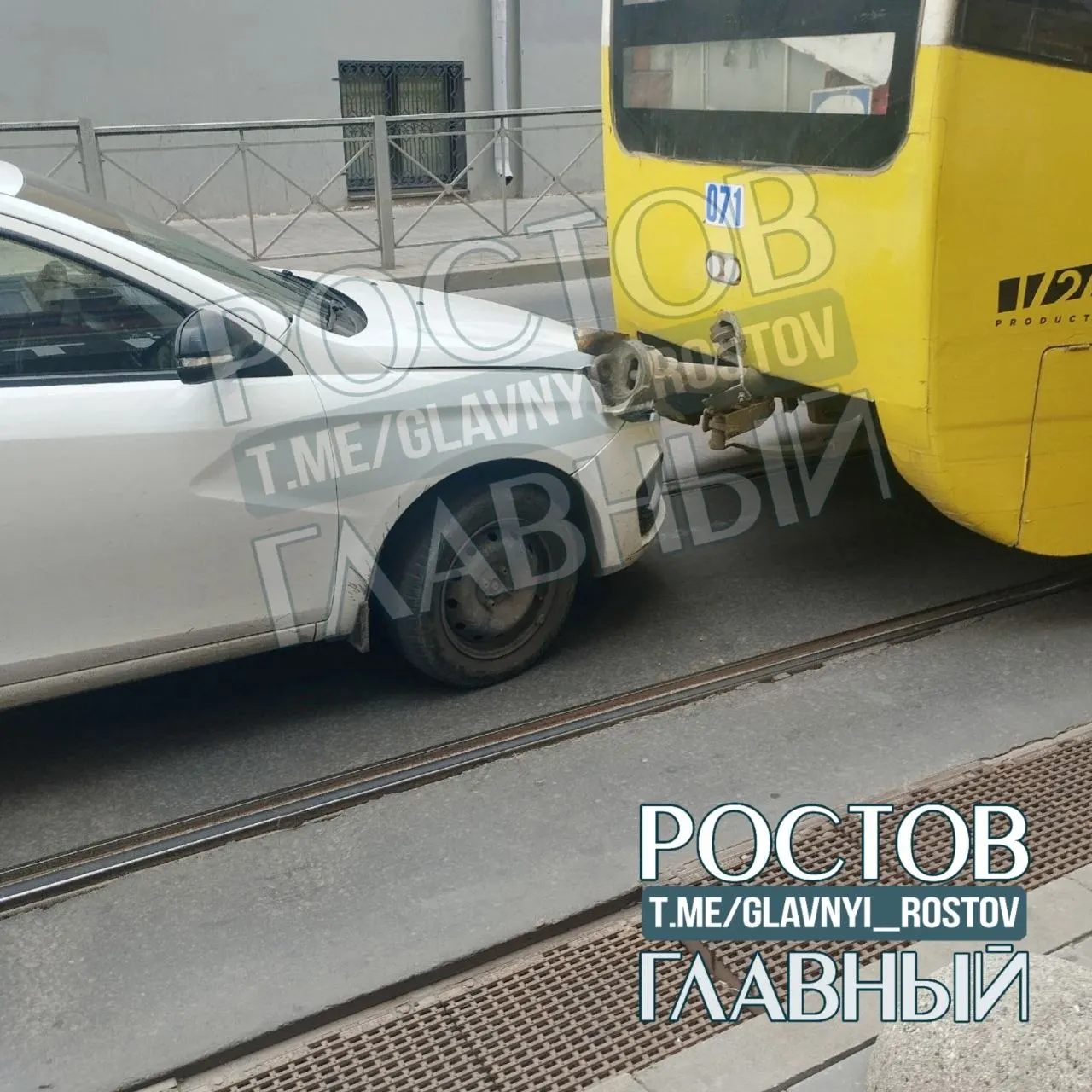 В Ростове-на-Дону на улице Станиславского водитель, ехавший вплотную за трамваем, не успел затормозить при его резкой остановке — последствия видны на фотографиях.
