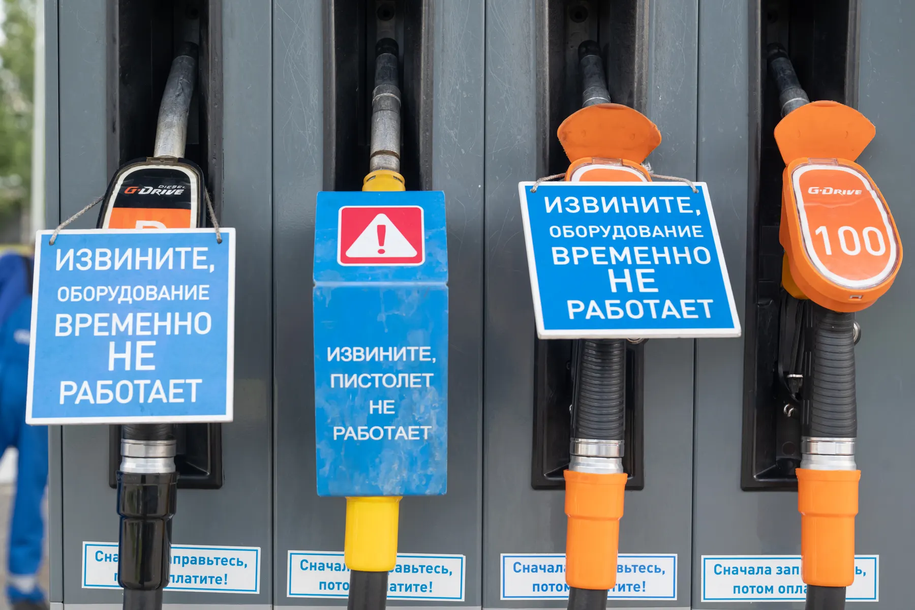 Антимонопольное ведомство инициировало проверки в ряде регионов и зафиксировало признаки картельного сговора на оптовом рынке бензина на фоне продолжающегося дефицита нефтепродуктов.