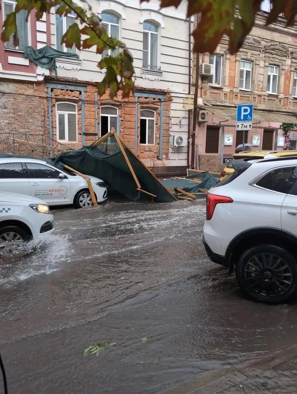 Заявления принимают дистанционно — через мобильное приложение или по номеру 900. По КАСКО достаточно фотографий, для жилья нужны только паспорт и реквизиты.