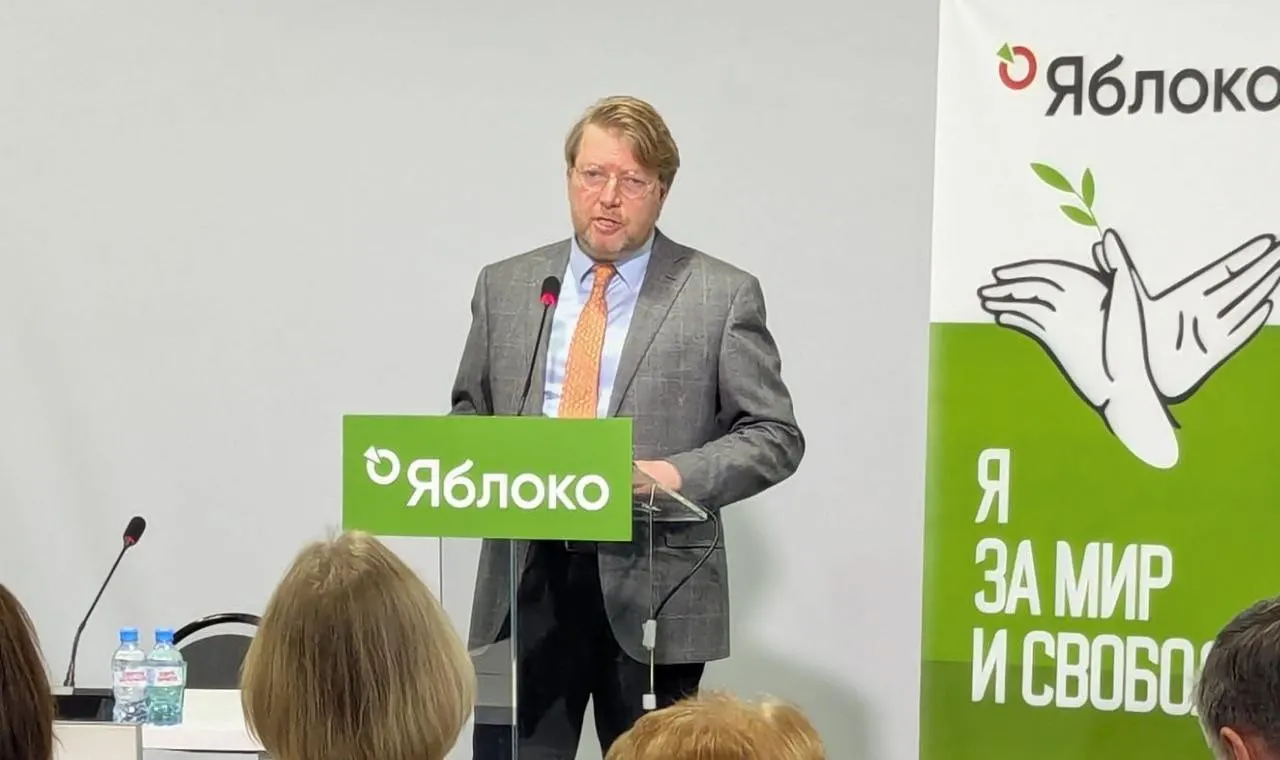 Суд подтвердил штраф Николаю Рыбакову по делу о публикации с фотографией Алексея Навального. Партия намерена обжаловать решение в Конституционном суде.