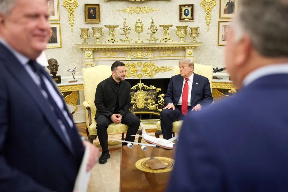 Владимир Зеленский встретился с Дональдом Трампом в Белом доме. Обсуждали поставки ракет Patriot, санкции против импорта российских углеводородов и возможный визит спецпосланников в Киев. Читатели прислали воспоминания о разрушенных складах и потерях.