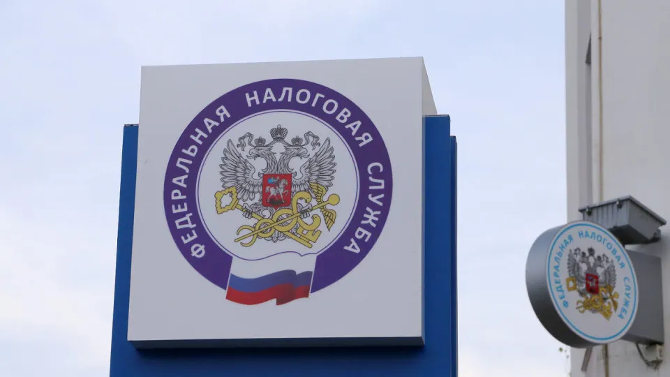 Налоговая служба запрашивает пояснения по источникам средств у граждан, покупающих недвижимость и автомобили без подтверждённых доходов — на фоне дефицита бюджета и роста «серых» расчётов проверок становится больше.