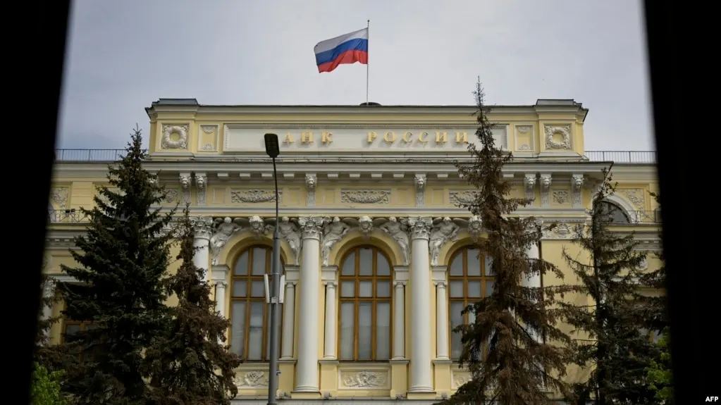 ЦБ расширил перечень криптовалют, доступных для публичного обращения на биржах, ввёл тестирование для инвесторов и уточнил сроки вступления закона о цифровых валютах.