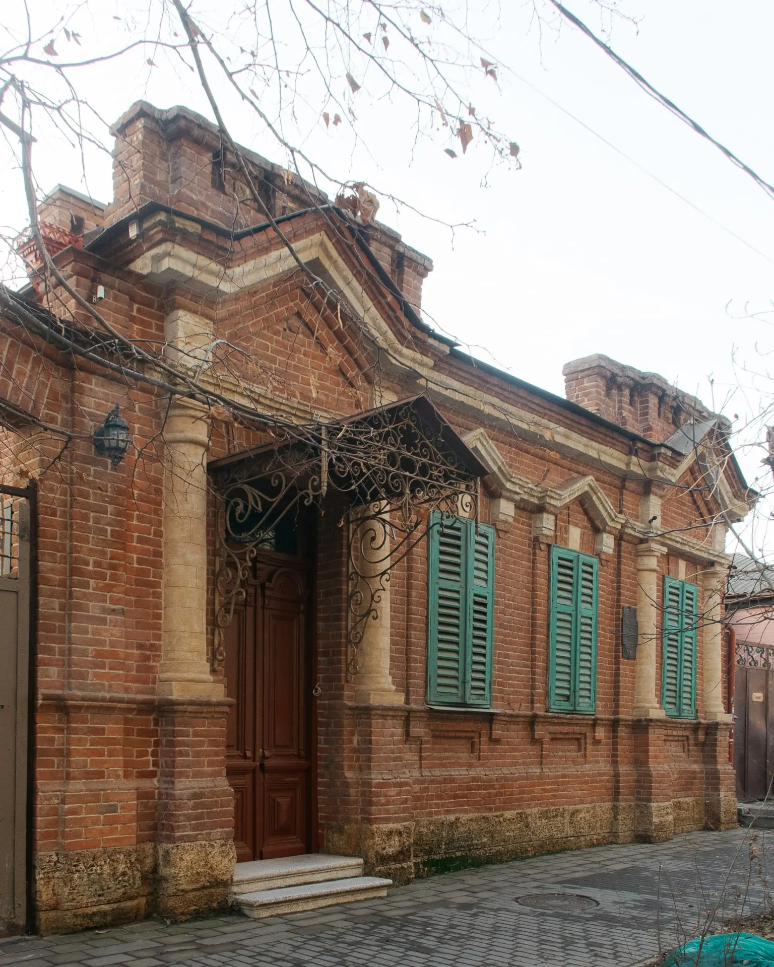 Дом, возведённый в 1904 году по проекту Николая Дурбаха для Евдокии Пивоваровой, сегодня считается памятником архитектуры и примером городского наследия.