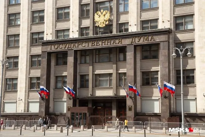 В Кузбассе опубликованы данные о доходах губернатора Ильи Середюка и других кандидатов, включая сведения о квартирах в Калининградской области, что вызывает резонанс перед выборами.