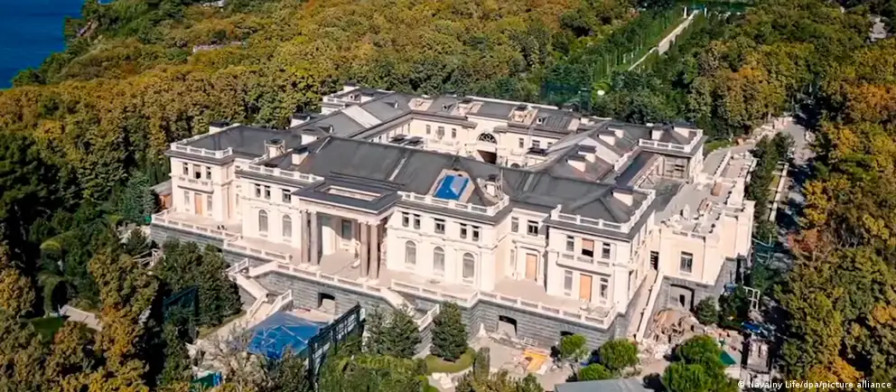 Украинские беспилотники повредили зенитно‑ракетный комплекс С-400 у Геленджика, атаковали ещё четыре объекта ПВО и нанесли удар по судам в Черном море.