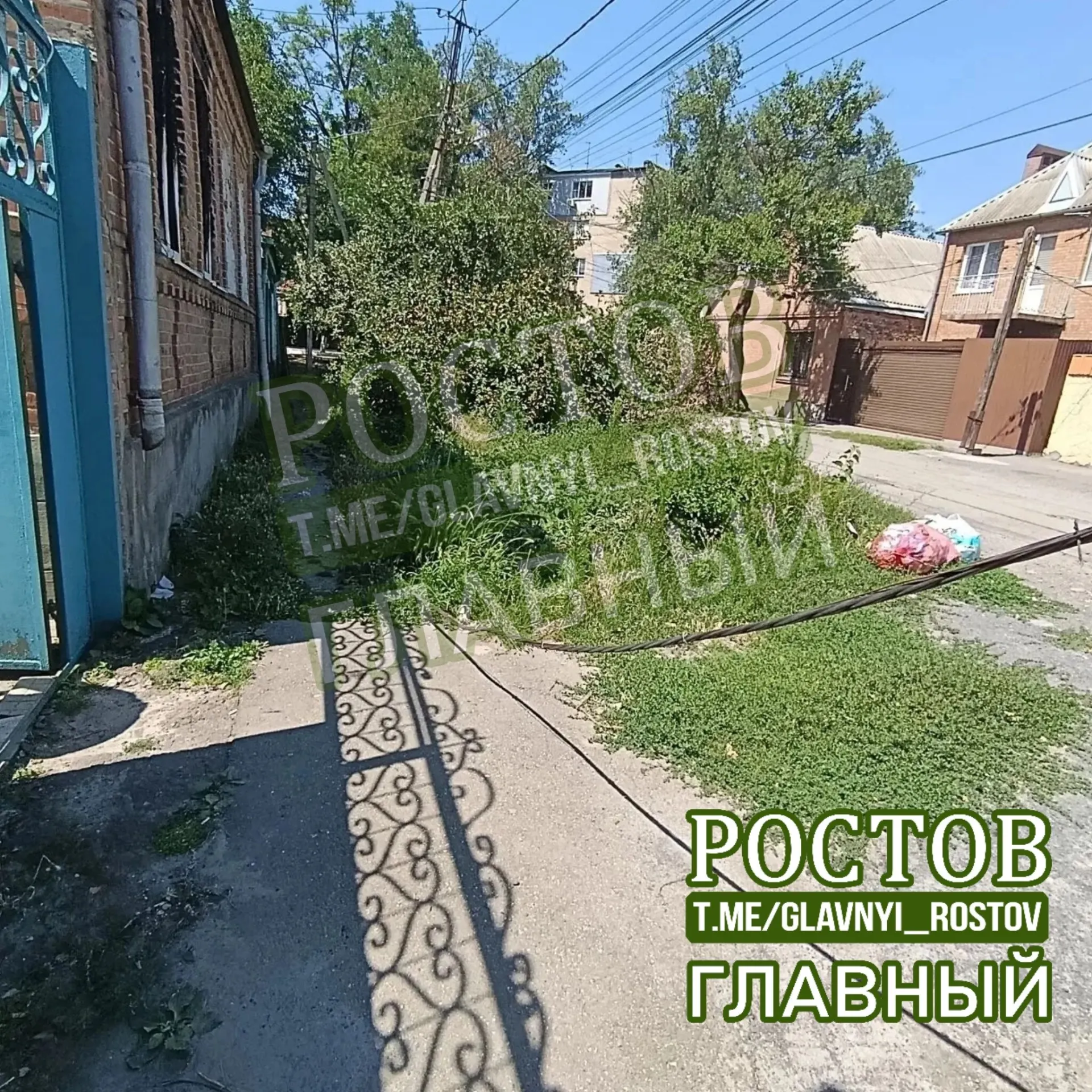 После урагана на Берберовке оборвался провод: он мешает выезду жителей и может быть опасен для детей. Люди жалуются на отсутствие оперативной помощи коммунальных служб.