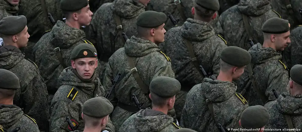 Региональные власти должны увеличить набор контрактников до конца 2026 года; процесс сопровождается давлением на чиновников и обсуждением мобилизационных мер.