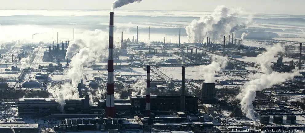 Удары дронов по российским НПЗ привели к остановке нескольких предприятий; на данный момент работает лишь Лукойл-Ухтанефтепереработка.