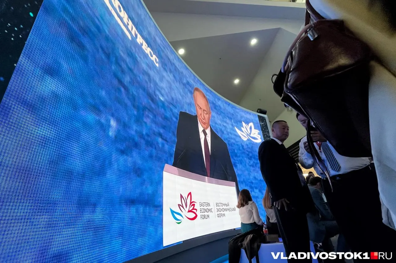 Президент России примет участие в работе форума, проведет совещания по развитию Дальнего Востока и встретится с губернатором Приморского края.