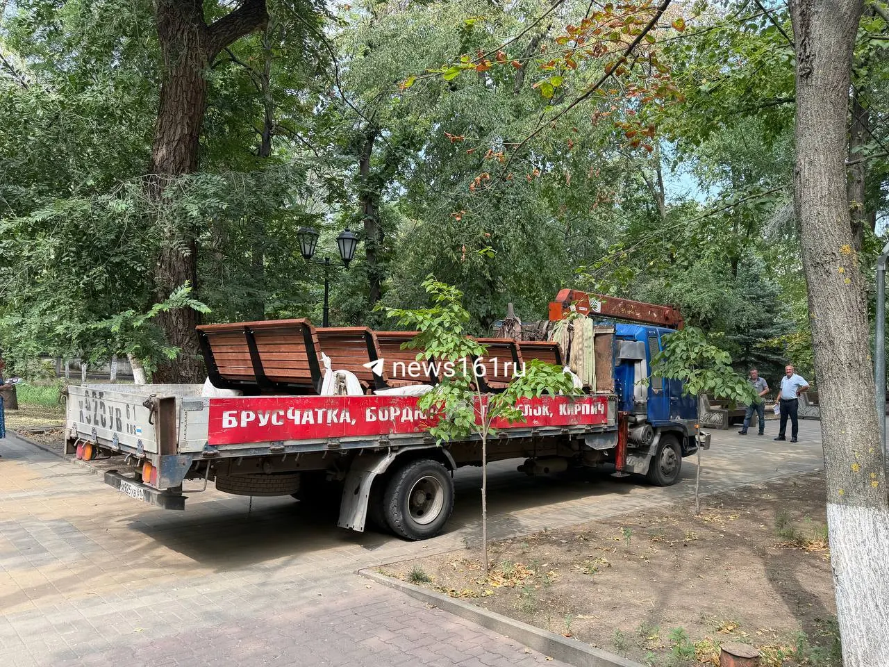В городском парке Горького обновили инфраструктуру — появились новые лавочки.
