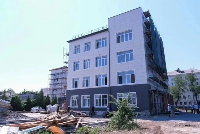 Капитальный ремонт одной из старейших школ Ростова-на-Дону начат в 2025 году; текущий прогресс — около 72%, финансирование — 500 млн рублей из федерального и регионального бюджетов.