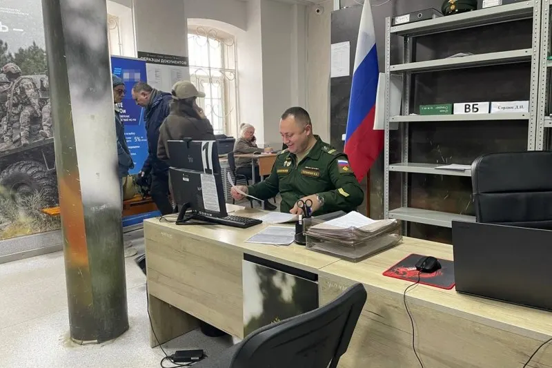 Пресс‑секретарь и другие чиновники заявляют, что мобилизации не планируется; эксперты считают, что волнения — информационные утки и попытка давления на общество.