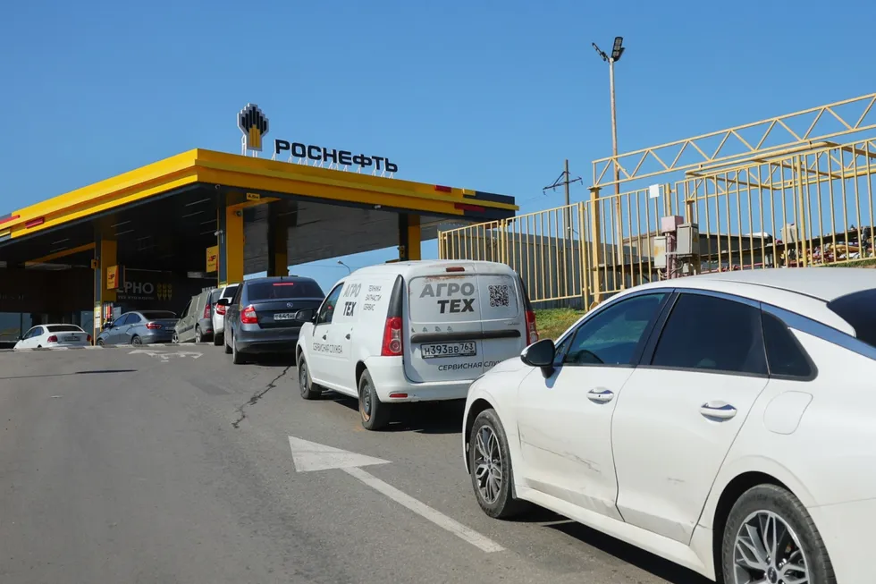 В стране вновь вводят ограничения на продажу топлива; очереди на АЗС растут, цены на бензин и дизельное топливо растут в отдельных регионах, обсуждается импорт топлива на фоне атак на НПЗ.