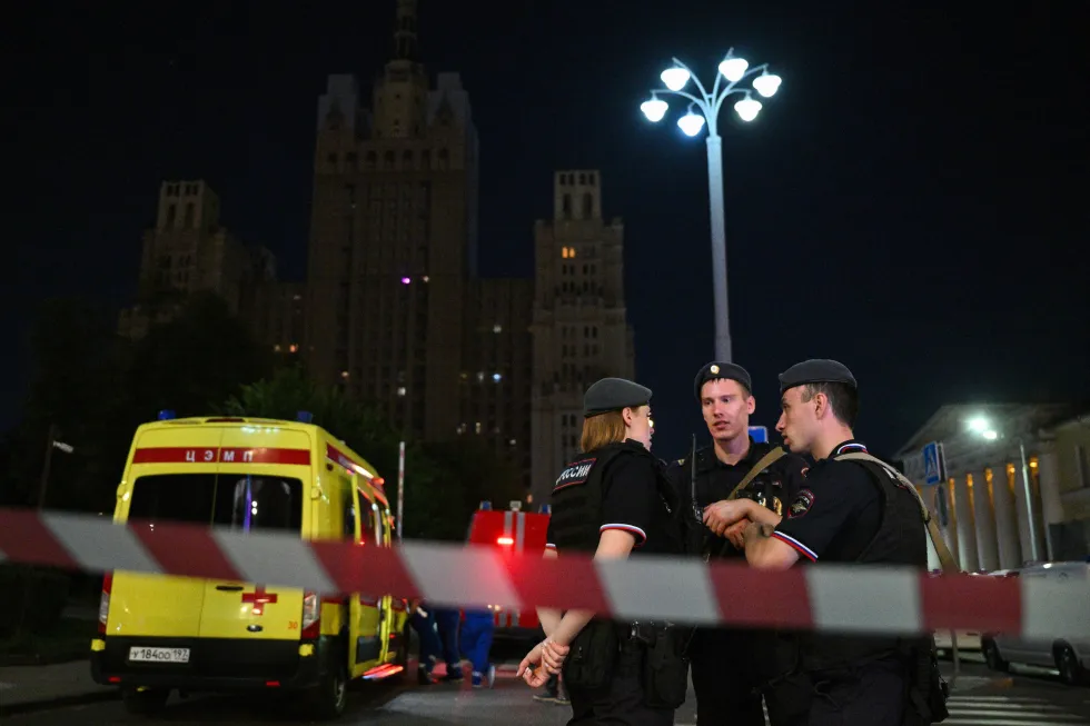 Пять человек погибли, более двадцати пострадали при взрыве в московском ресторане; власти устанавливают обстоятельства и мотивы.