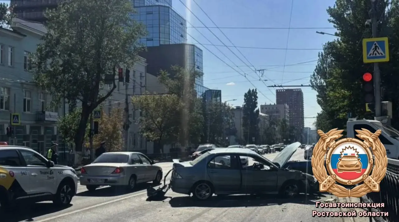 На перекрёстке Красноармейской и переулка Семашко произошло ДТП с участием «Газели» и Mitsubishi Lancer: водитель и двое пешеходов пострадали, один пешеход погиб позднее.