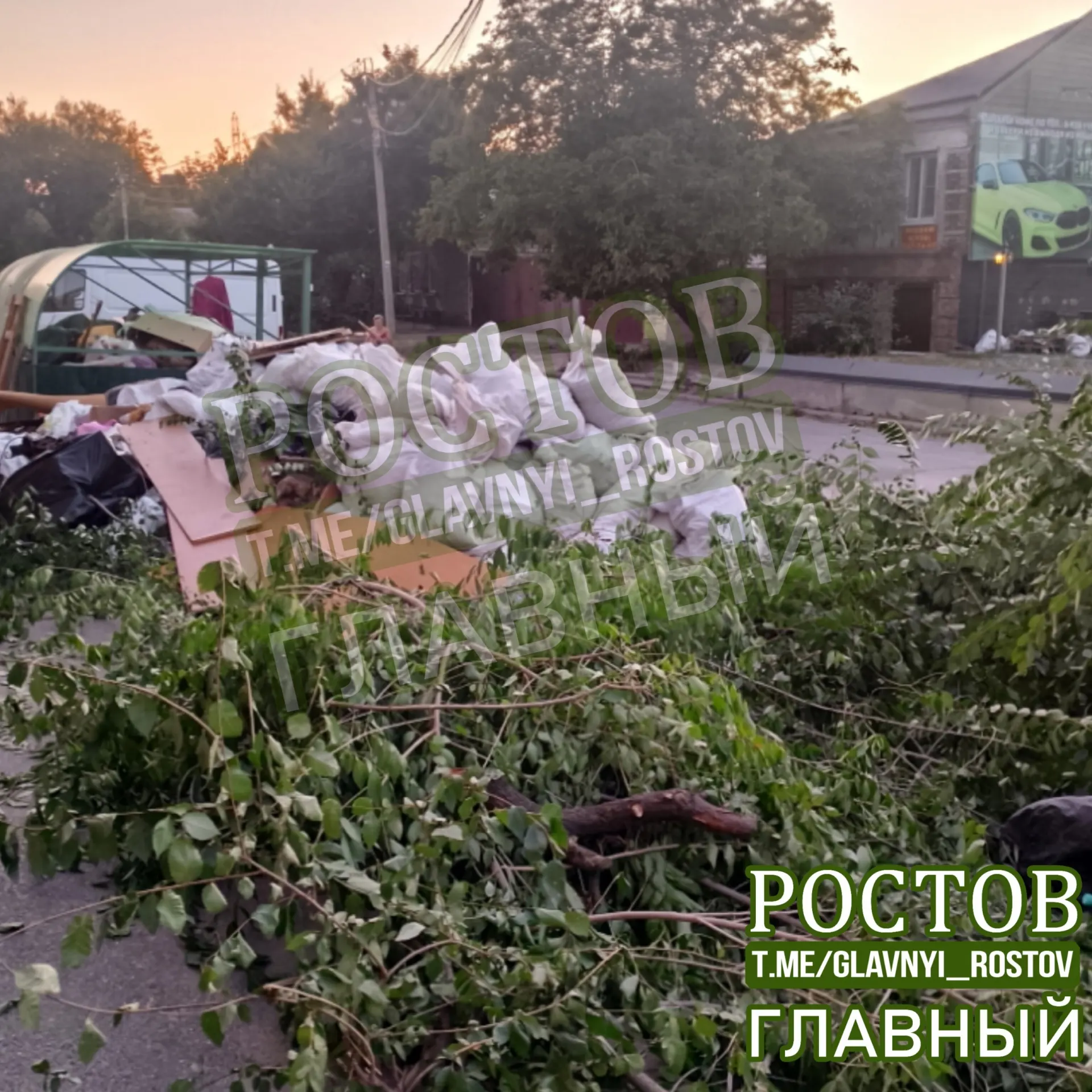 Ветки, груды мусора у контейнеров и зловонный запах канализации мешают прохожим и представляют угрозу санитарии в районе Народного ополчения и Доломановского переулка.