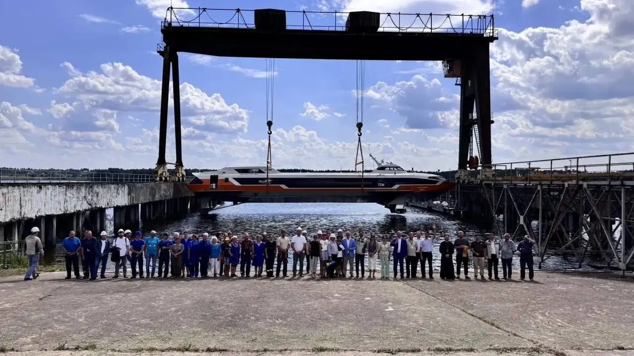 Спуск на воду скоростного судна на подводных крыльях «Метеор 120Р» прошёл в Нижнем Новгороде; в Ростове-на-Дону корабль прибудет под именем «Андрей Байков».
